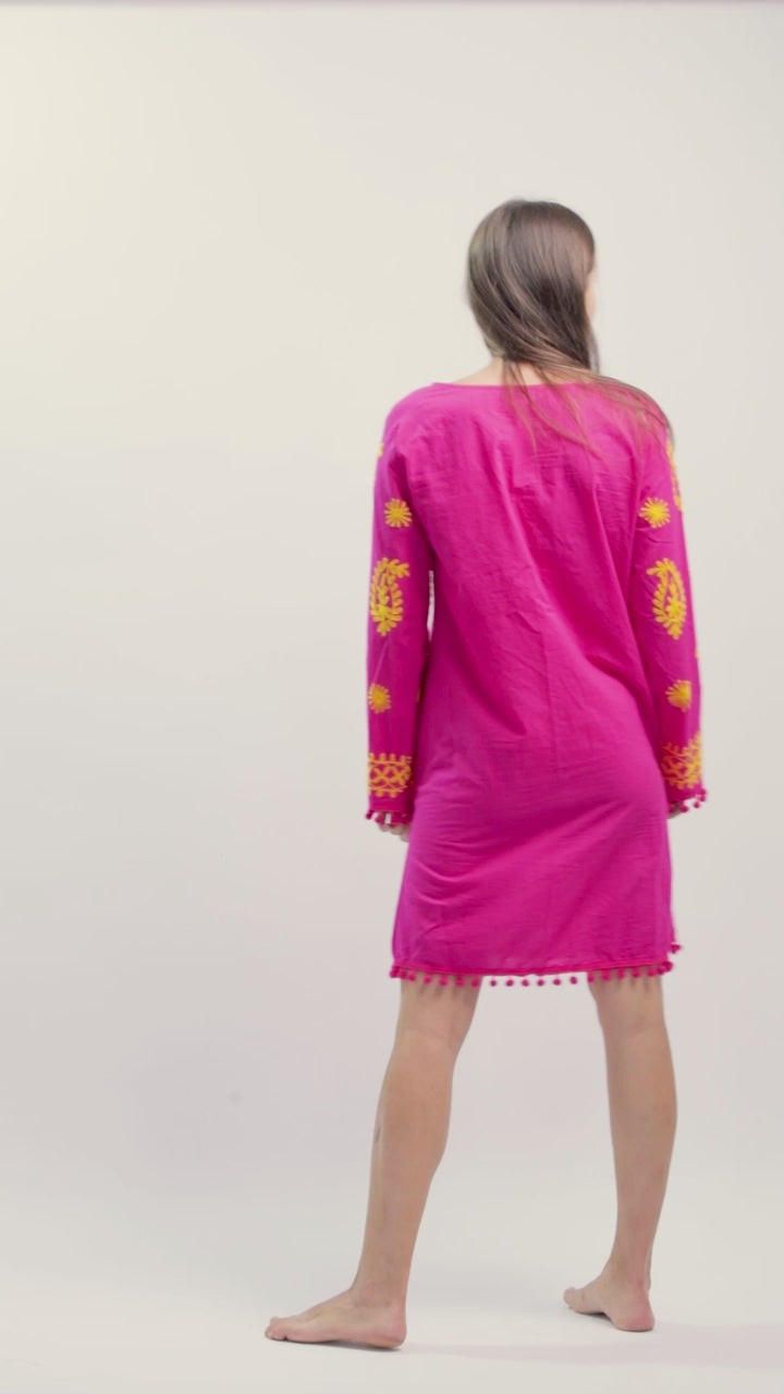 Robe caftan rose avec broderie jaune faite à la main : un rêve bohème 